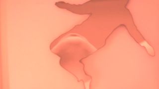 Zwei Hände die sich greifen wollen, aber noch zu weit von einander entfernt sind.